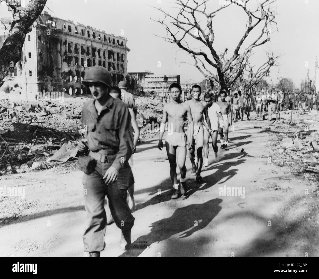 Giapponese di prigionieri di guerra essere custodita dagli americani Foto Stock