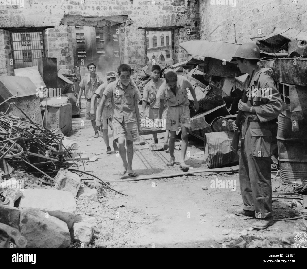 Giapponese di prigionieri di guerra essendo custodito da americani--probabilmente nelle Filippine Foto Stock