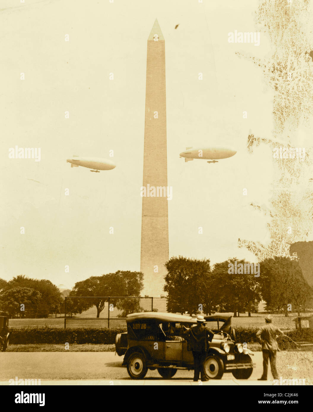 Stati Uniti Esercito dirigibili, la T.C. 5 e T.C. 9 da Langley Field, Va. passando sopra il Monumento di Washington durante un volo di pratica Foto Stock