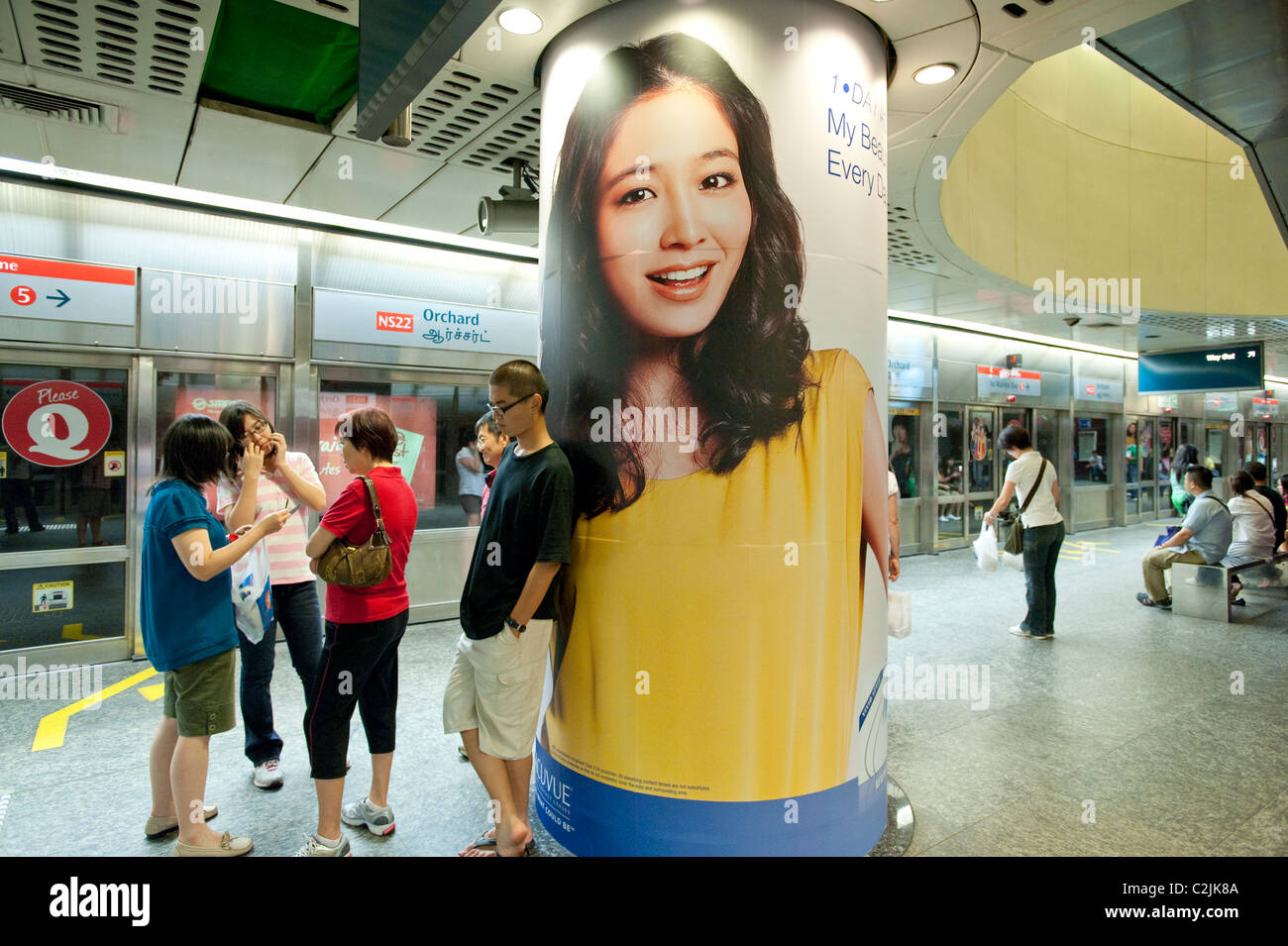 La pubblicità che colpisce in Singapore Mass Rapid Transit (MRT) sistema di metropolitana. Qui alla stazione Orchard sulla linea nord-sud Foto Stock