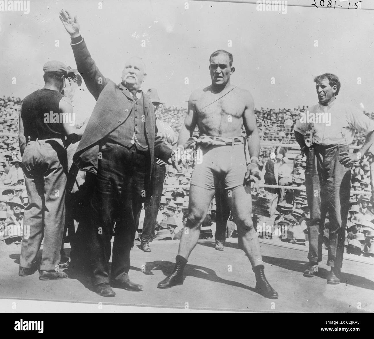 Boxer e annunciatore nel pugilato ring Foto Stock