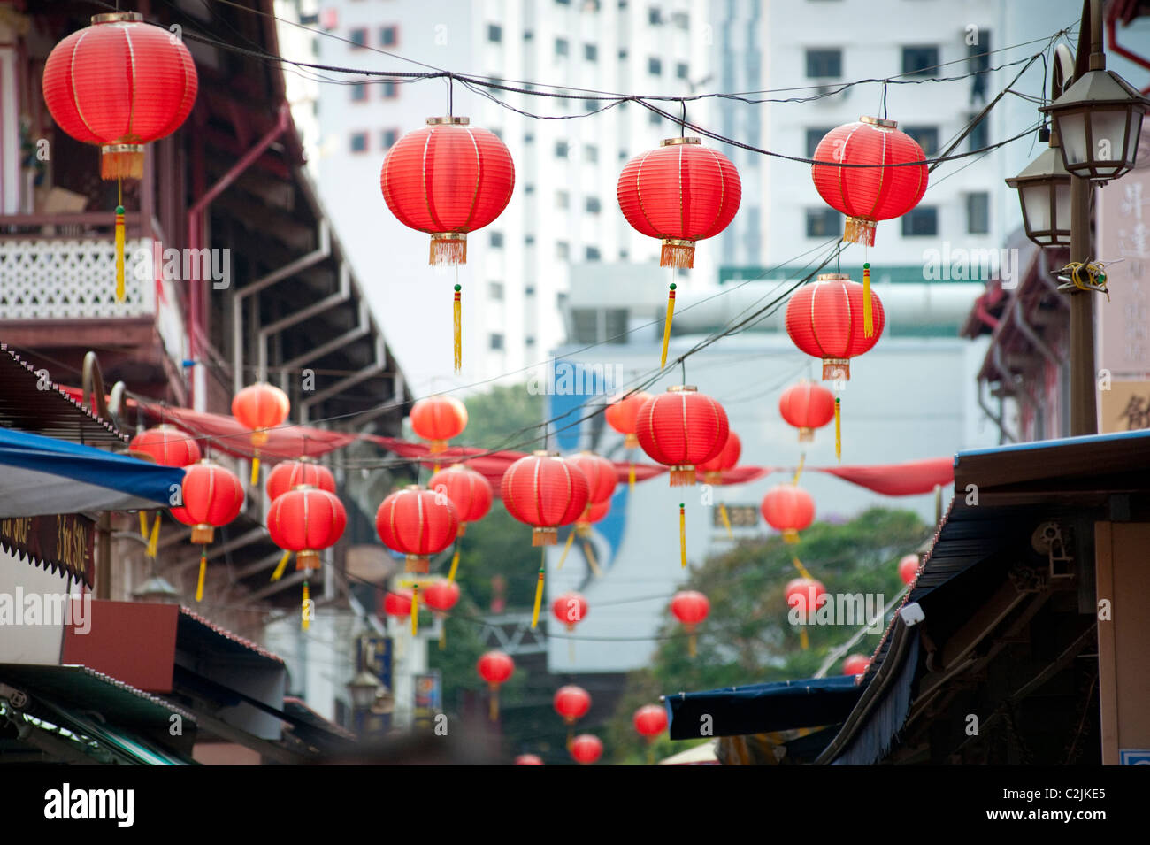 Rosso lanterne cinesi appendere al di sopra della strada di poco la Cina, Singapore Foto Stock