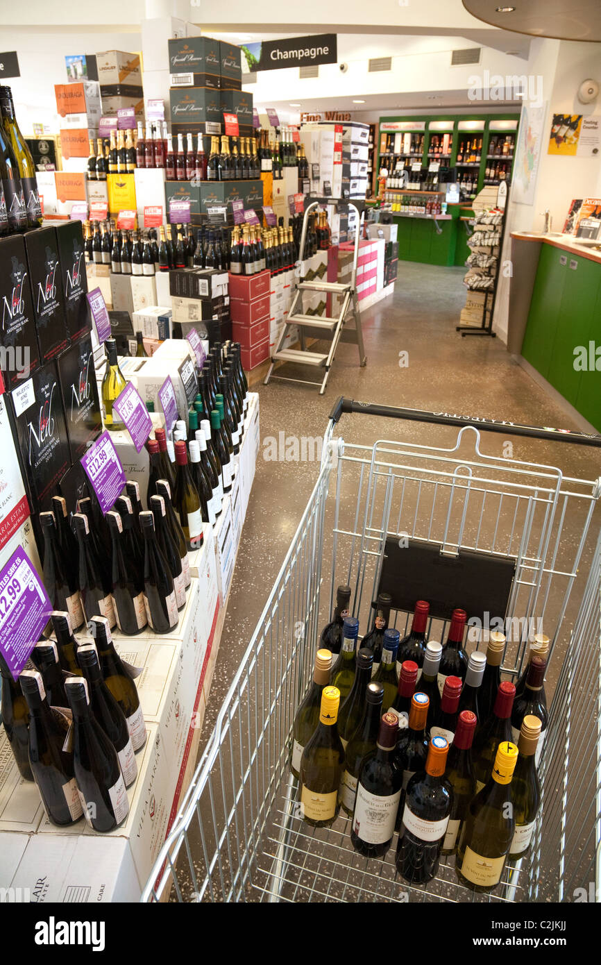 Carrello della spesa pieno di vino in una cantina, REGNO UNITO Foto Stock