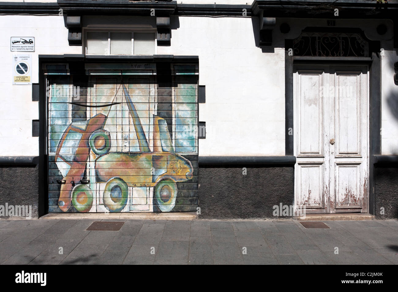 Parcheggio non consigliare a La laguna, immagine del carroattrezzi dipinta sulla porta del garage Foto Stock