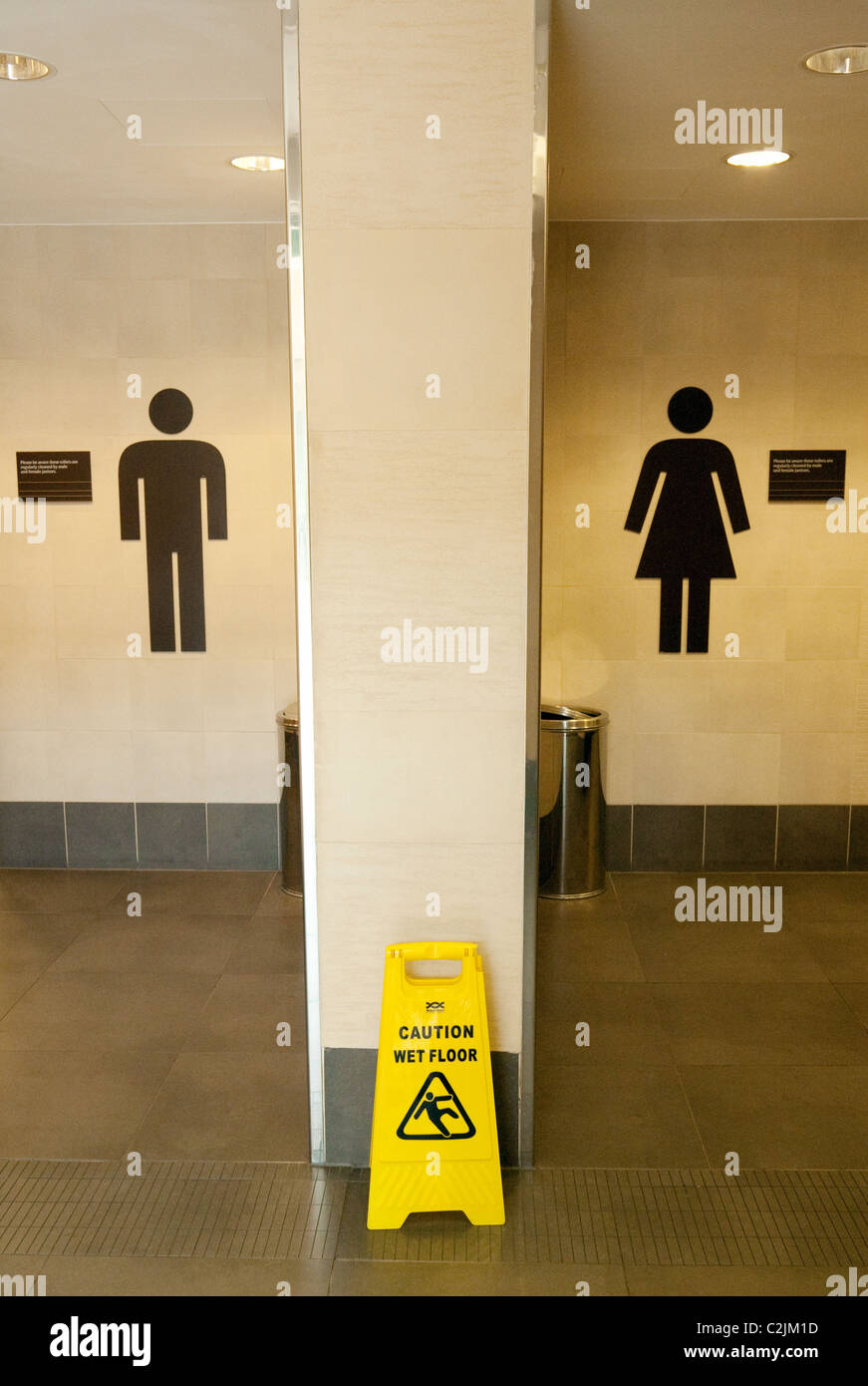 Segnale di avvertimento pavimento bagnato al di fuori di una toilette pubblica, Cambridge Regno Unito Foto Stock