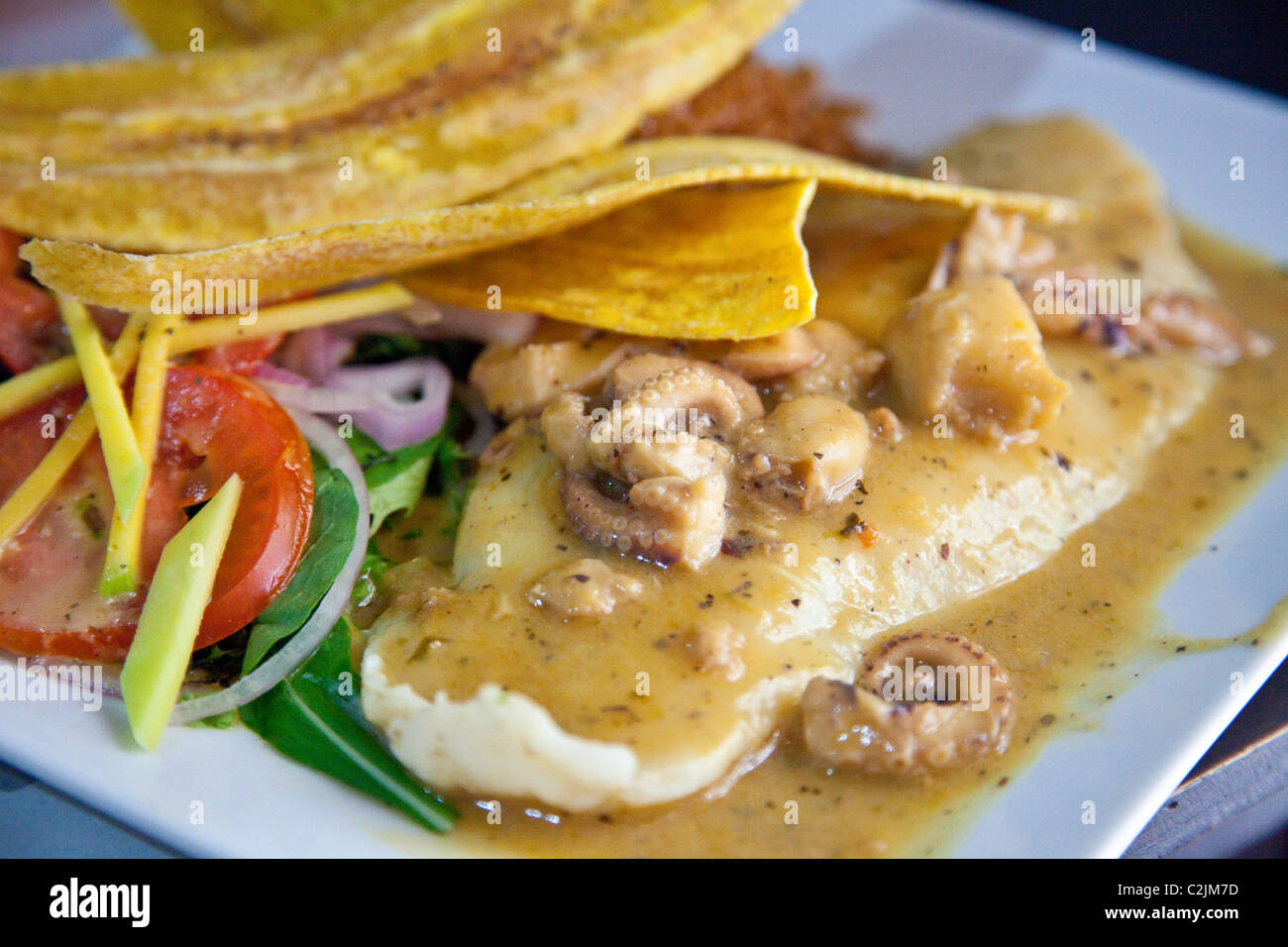 Frutti di mare sul pesce a La Mulata ristorante della città vecchia, Cartagena, Colombia Foto Stock