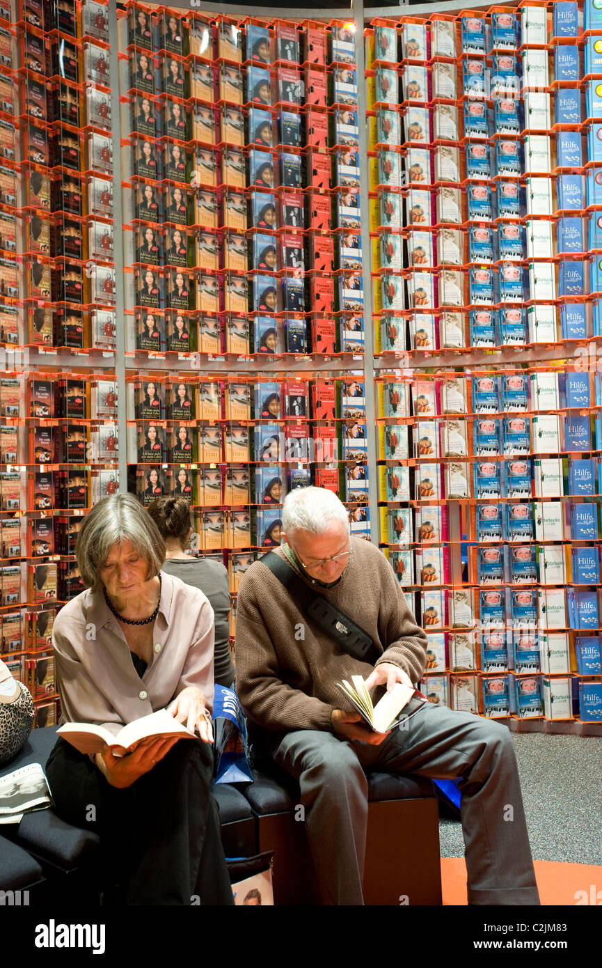 I visitatori allo stand di Knaur Verlag, Frankfurt am Main, Germania Foto Stock