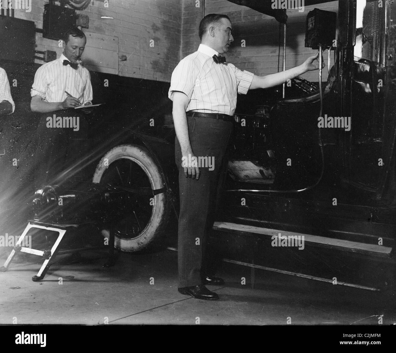 John Drennen del sindaco di New York City di presidenza di licenze di ispezionare un taxi meter Foto Stock