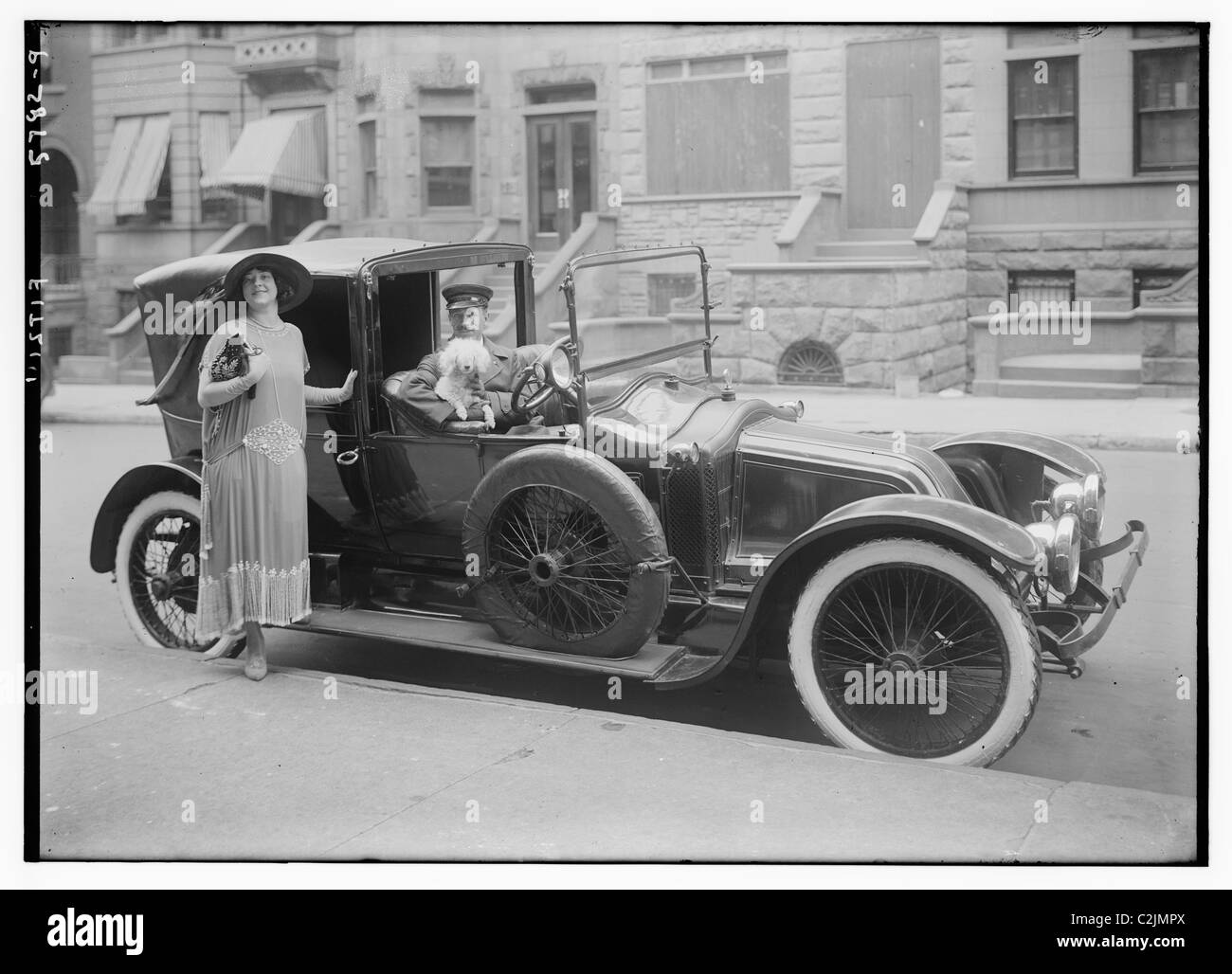 Fancy lady in limousine con autista e il cane in auto Foto Stock
