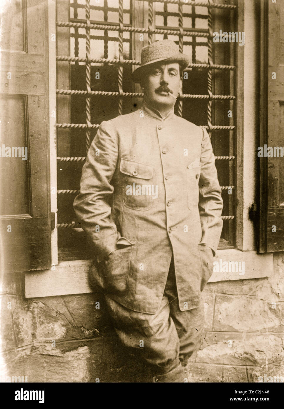 Giacomo Puccini nella camicia, Sigaretta fumare Foto Stock