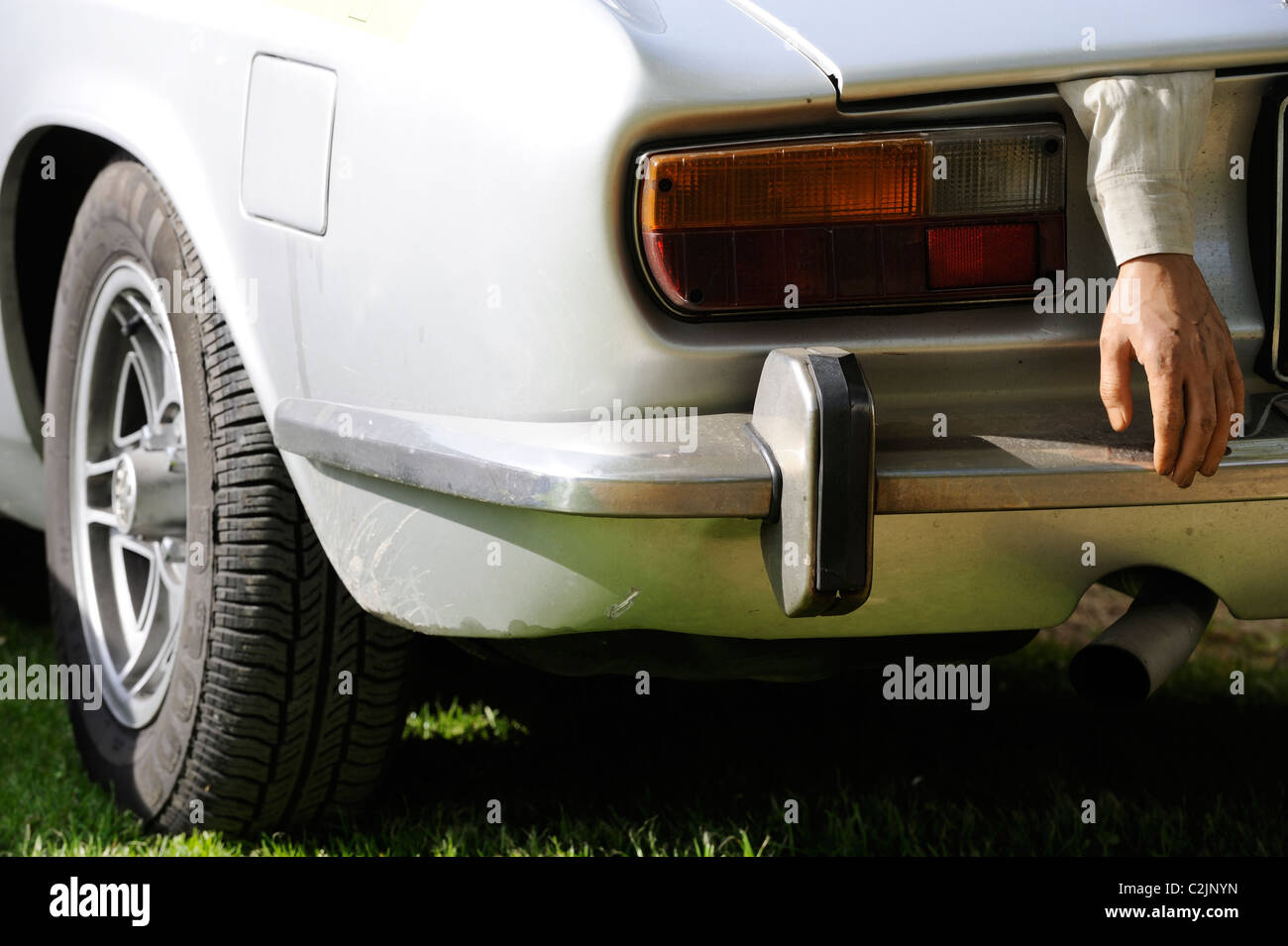 Foto di stock di una mano fuori il boot di un'auto. Foto Stock