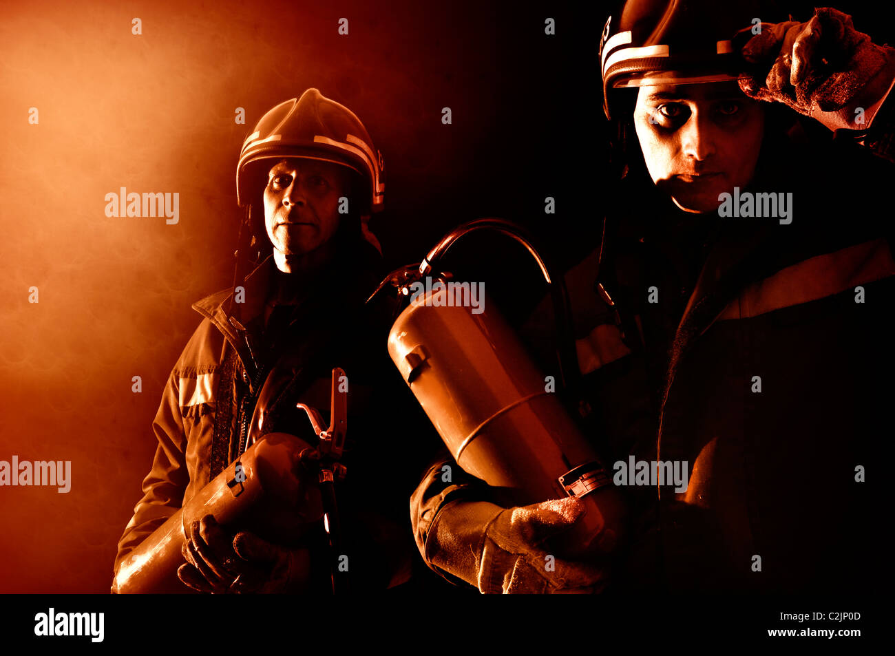 Immagine drammatica del team di vigili del fuoco in uniforme Foto Stock