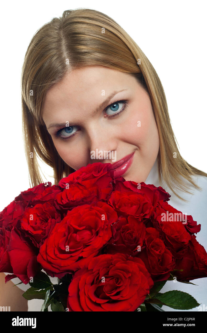 Giovane bella donna odorare un mazzo di rose rosse Foto Stock