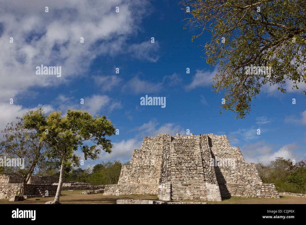 El Crematorio (crematorio) piramide in Postclassic rovine Maya di Mayapan nella penisola dello Yucatan, Messico. Foto Stock