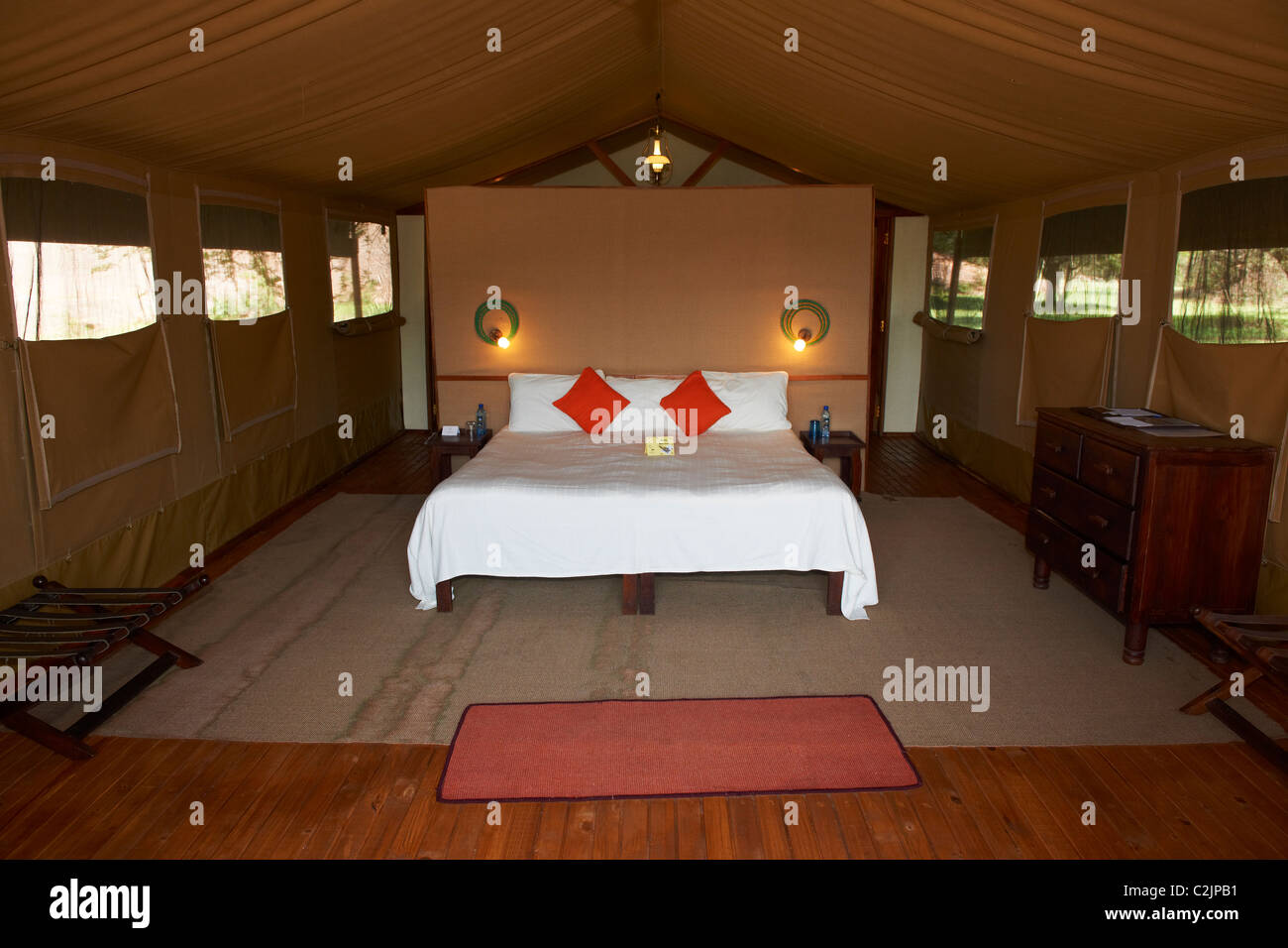 Camera da letto in big privat Tenda di lusso del Santuario tendeva Kusini Camp, Serengeti, Tanzania Africa Foto Stock