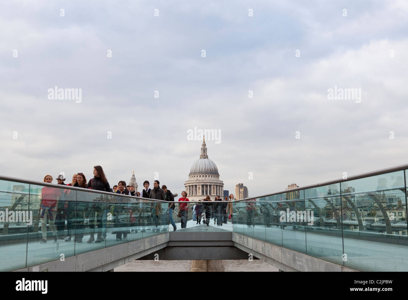 La Cattedrale di St Paul und Millennium Bridge di Londra, Inghilterra, Großbritannien, Europa Foto Stock