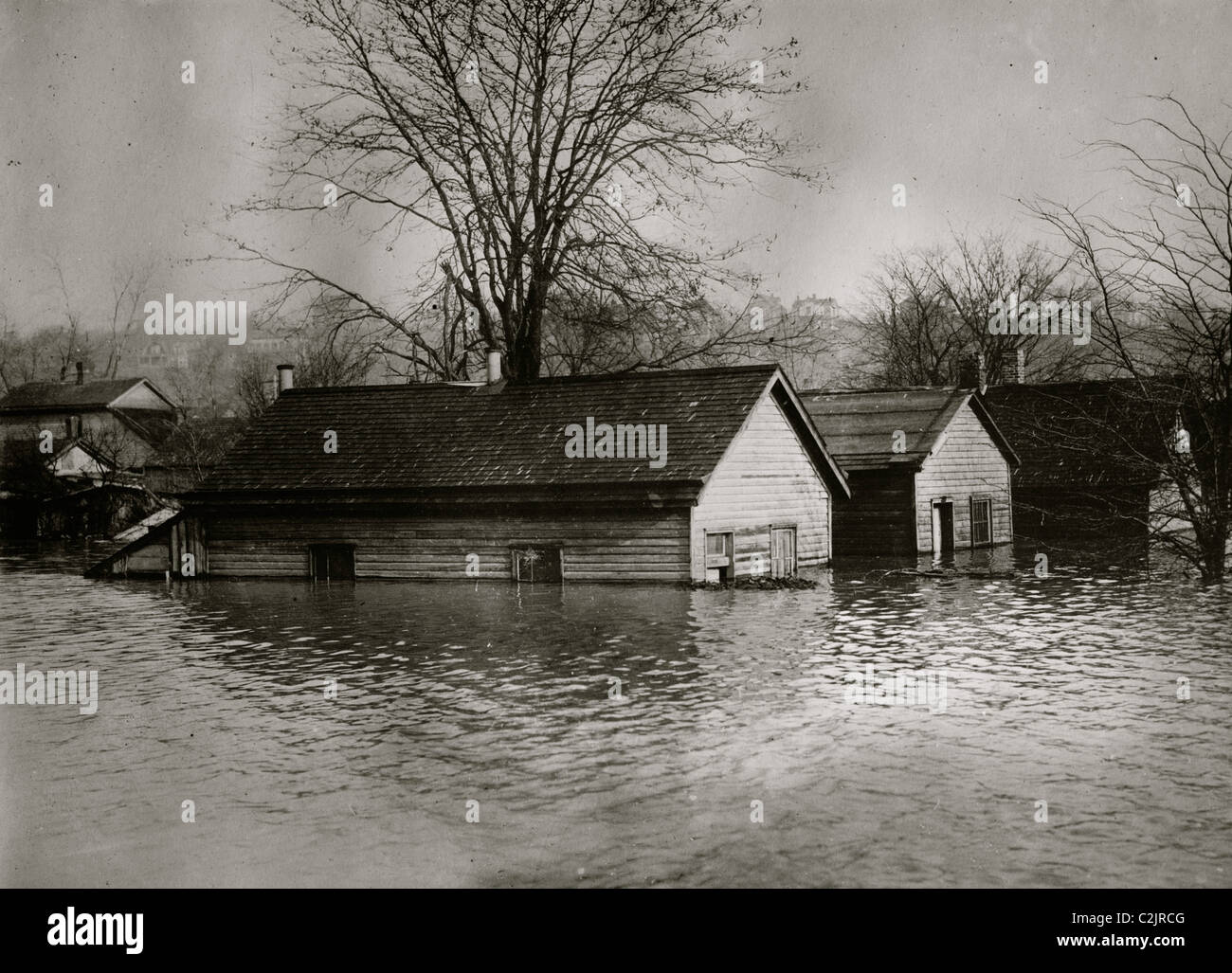 Acque alluvionali sorgono intorno a un garage e home Foto Stock