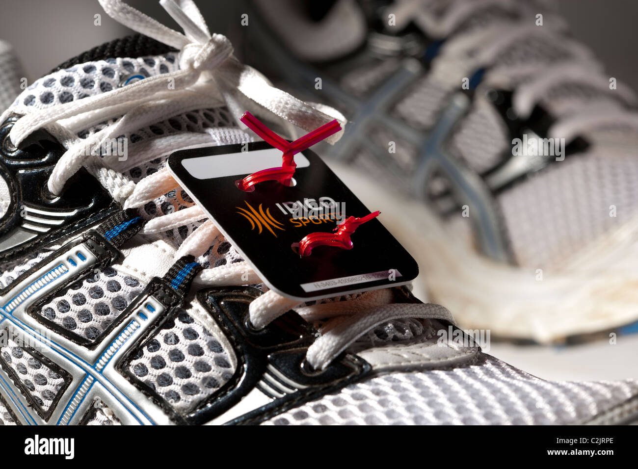 Sport tag distribuzione fissato a una scarpa da allenamento Foto Stock