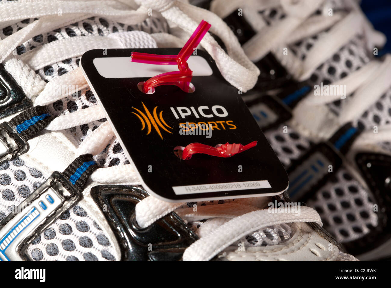 Sport tag distribuzione fissato a una scarpa da allenamento Foto Stock