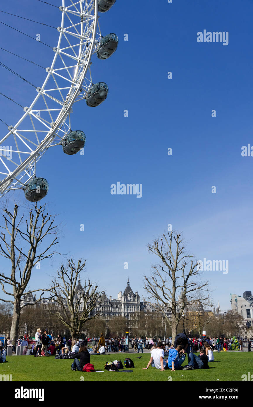 Gruppo di persone godendo il sole a Jubilee Gardens vicino al London Eye, London, England, Regno Unito Foto Stock