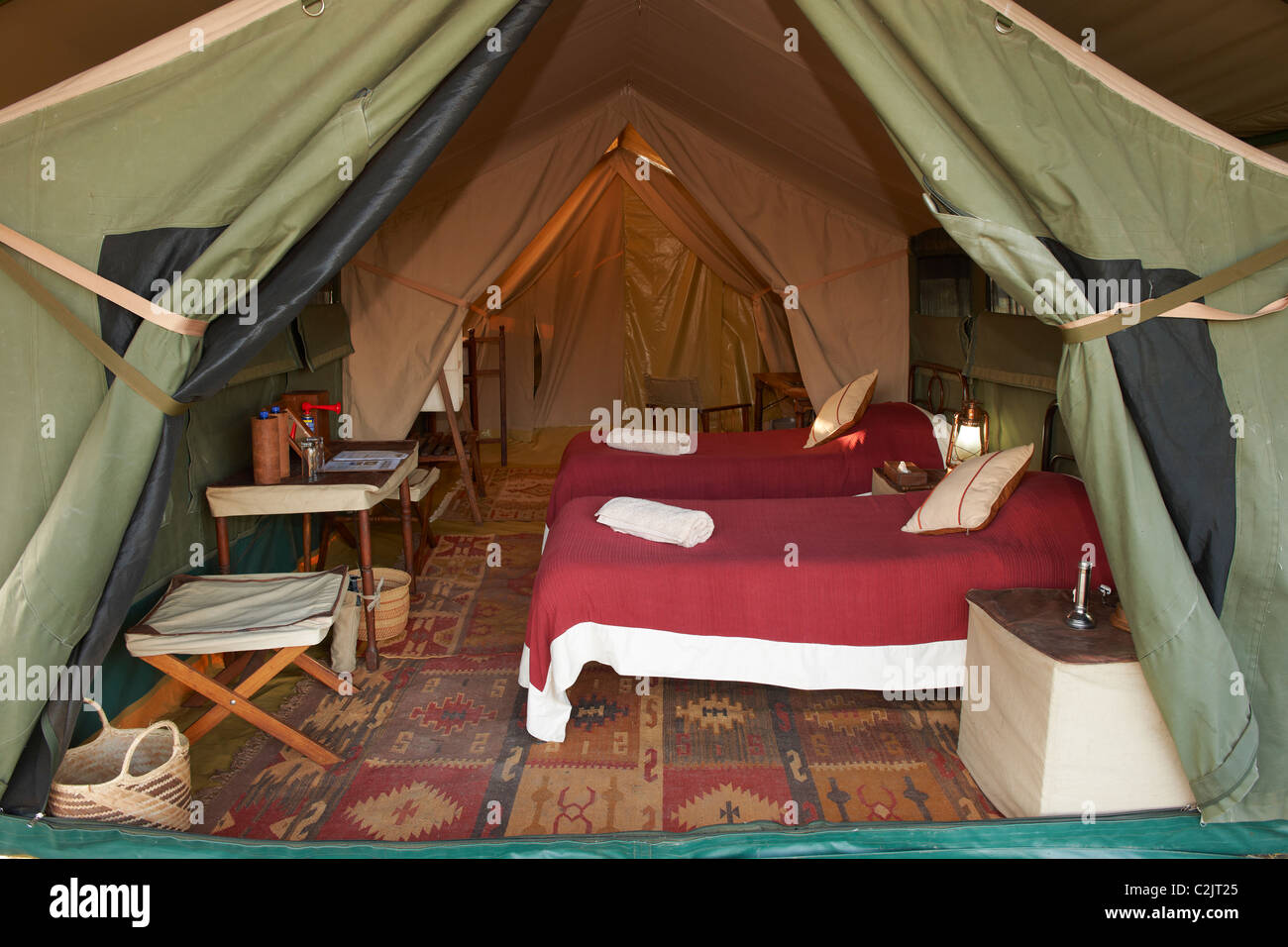 Colpo di interni di lusso Camera da letto nella tenda del Serengeti tendeva  Safari Camp, Serengeti, Tanzania Africa Foto stock - Alamy