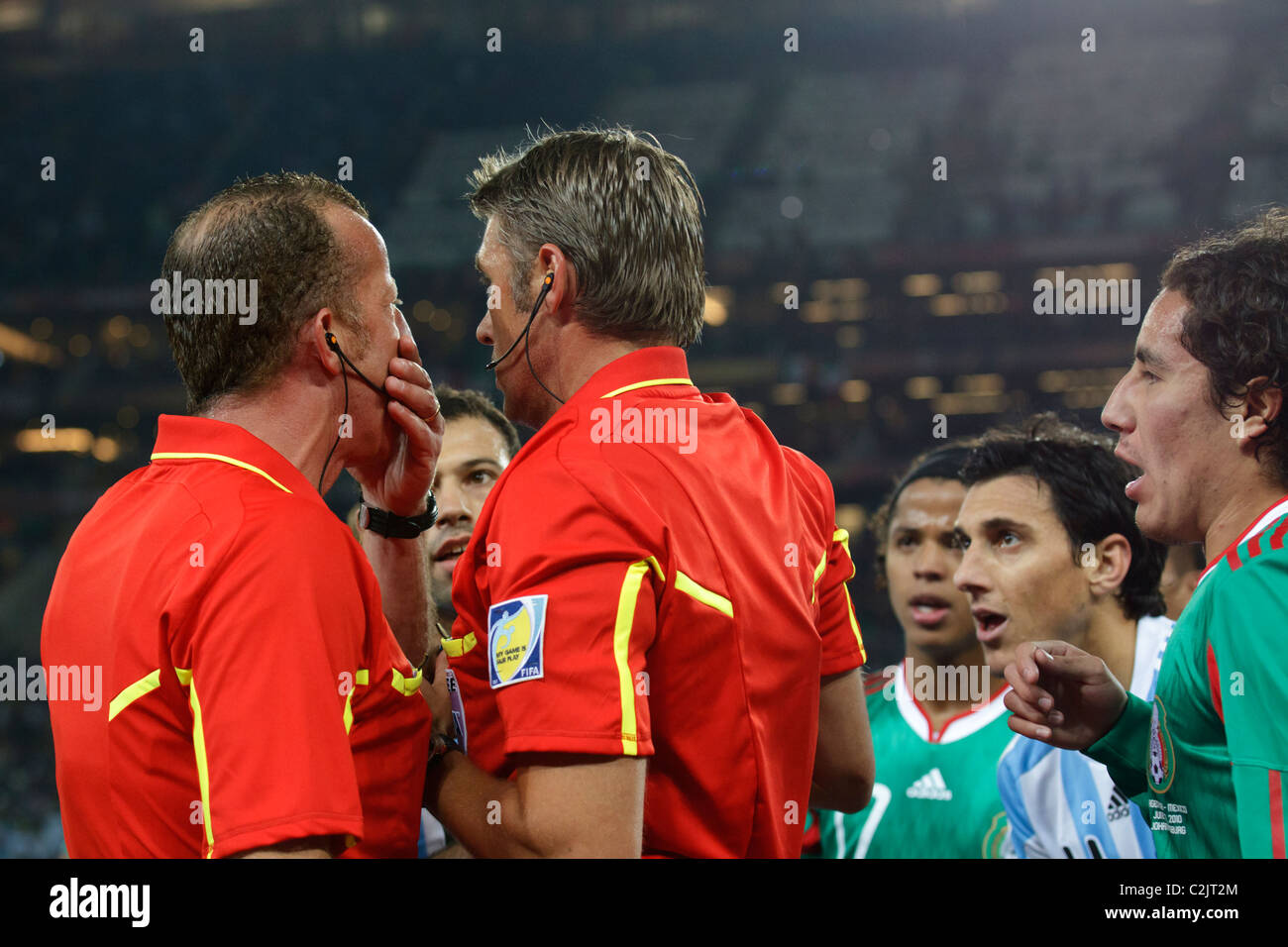 Arbitro Roberto Rosetti (r) e l'Assistente Stefano Ayroldi (l) conferiscono dopo una controversa Argentina obiettivo durante la Coppa del mondo. Foto Stock