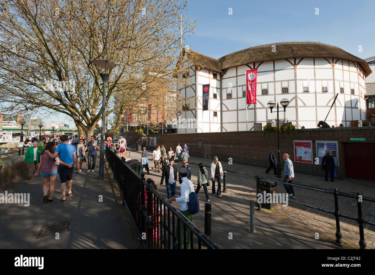 Il Globe Theatre sulla riva sud del Fiume Tamigi (Bankside) a Londra, Inghilterra, Regno Unito. Foto Stock