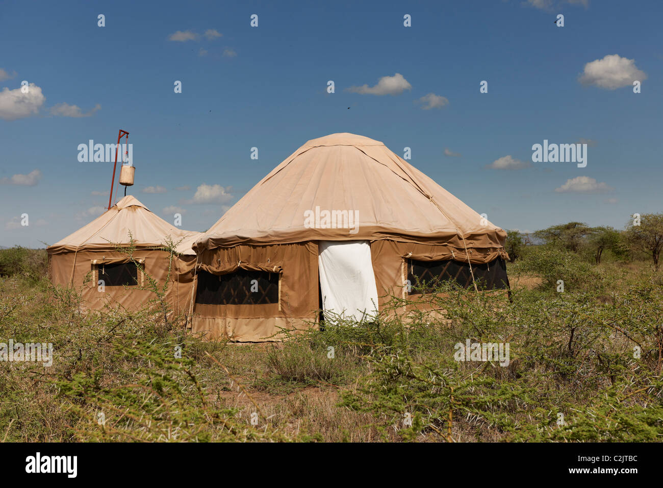 Tende in stile di yurt da Nduara Loliondo tendeva Safari Camp, Serengeti, Tanzania Africa Foto Stock