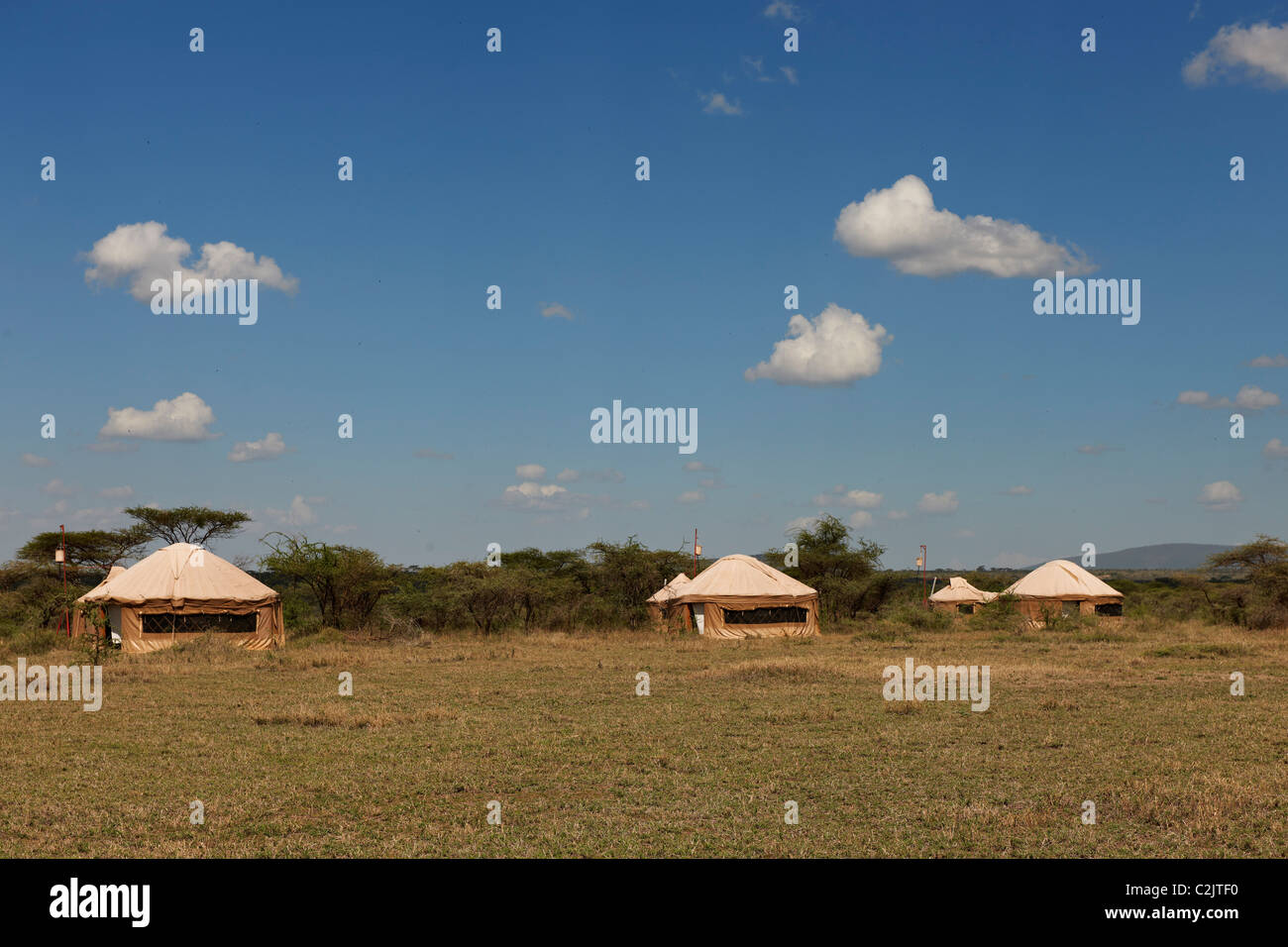 Tende in stile di Yurt da Nduara Loliondo tendeva Safari Camp, Serengeti, Tanzania Africa Foto Stock