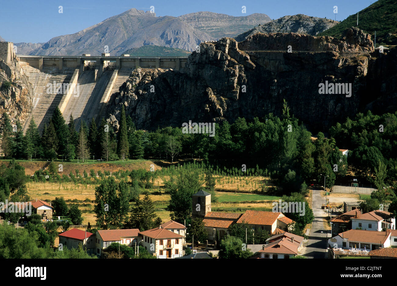 La diga ed il villaggio di Los Barrios De Luna, Espacio Natural de San Emiliano, León, Spagna Foto Stock