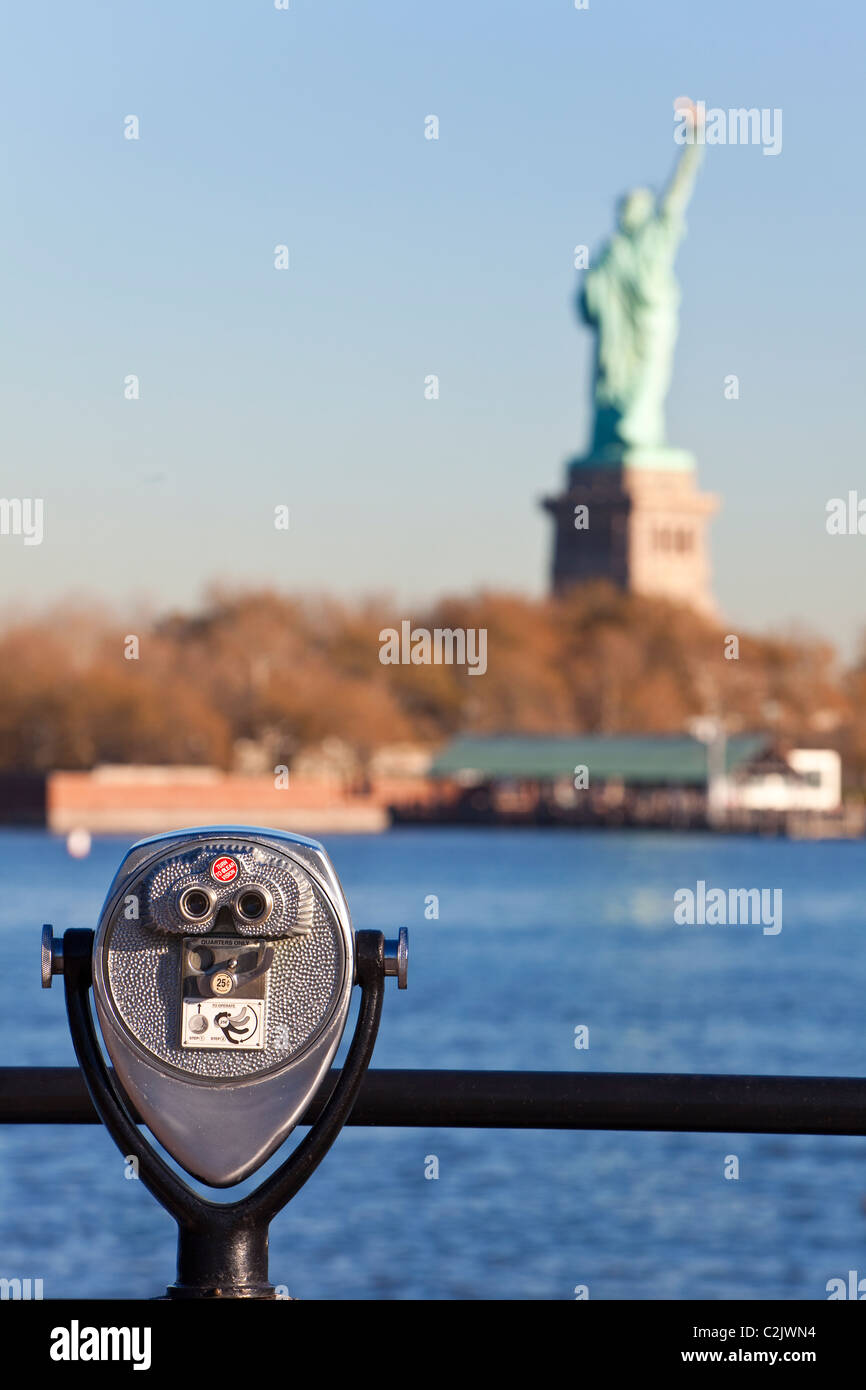 A gettone visualizzazione turistica binocolo e la Statua della Libertà di New York City, Stati Uniti d'America Foto Stock