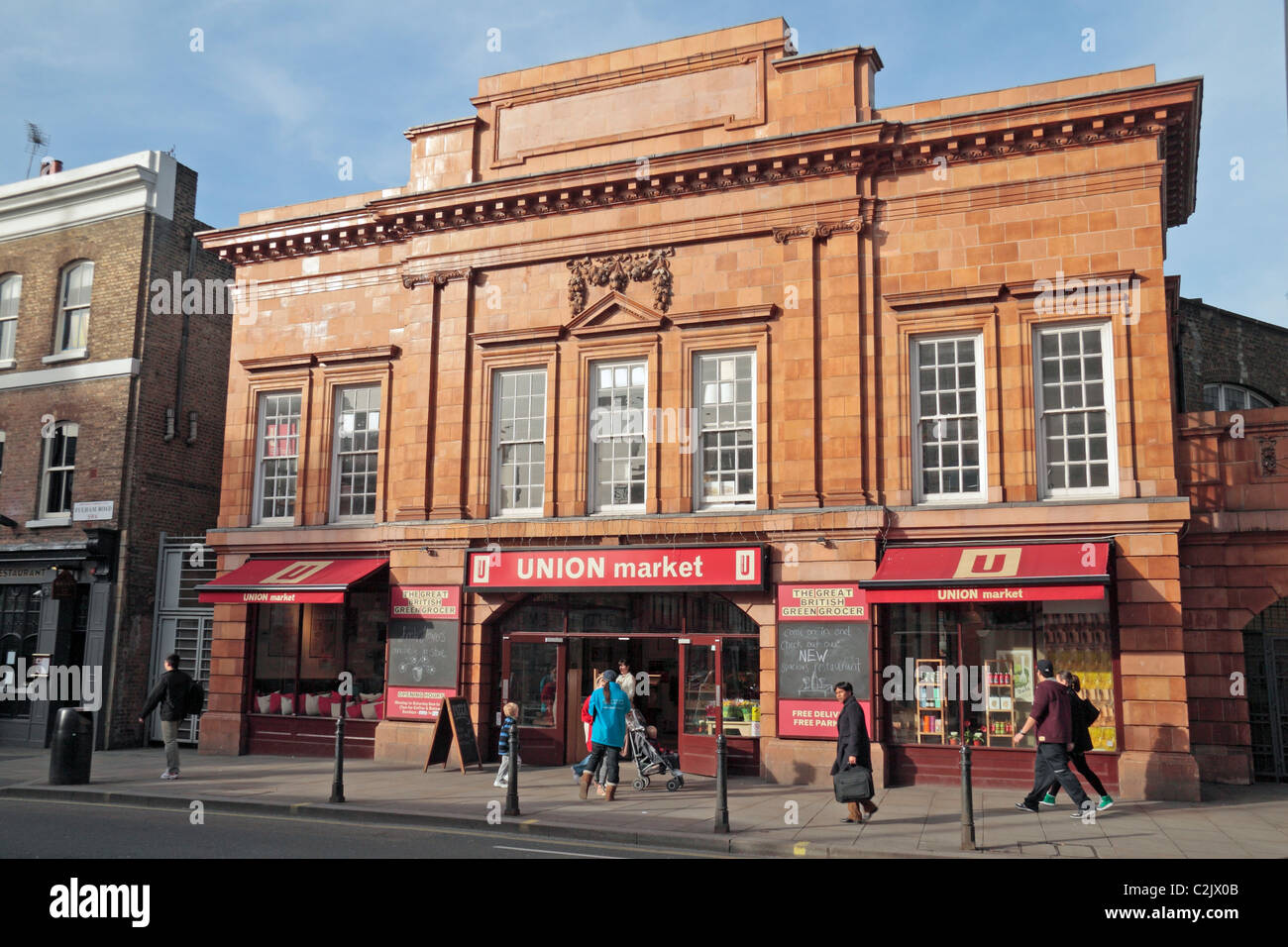 Mercato dell'Unione, l'ex stazione della metropolitana di Fulham Broadway, su Fulham Road, West London, Regno Unito. Foto Stock