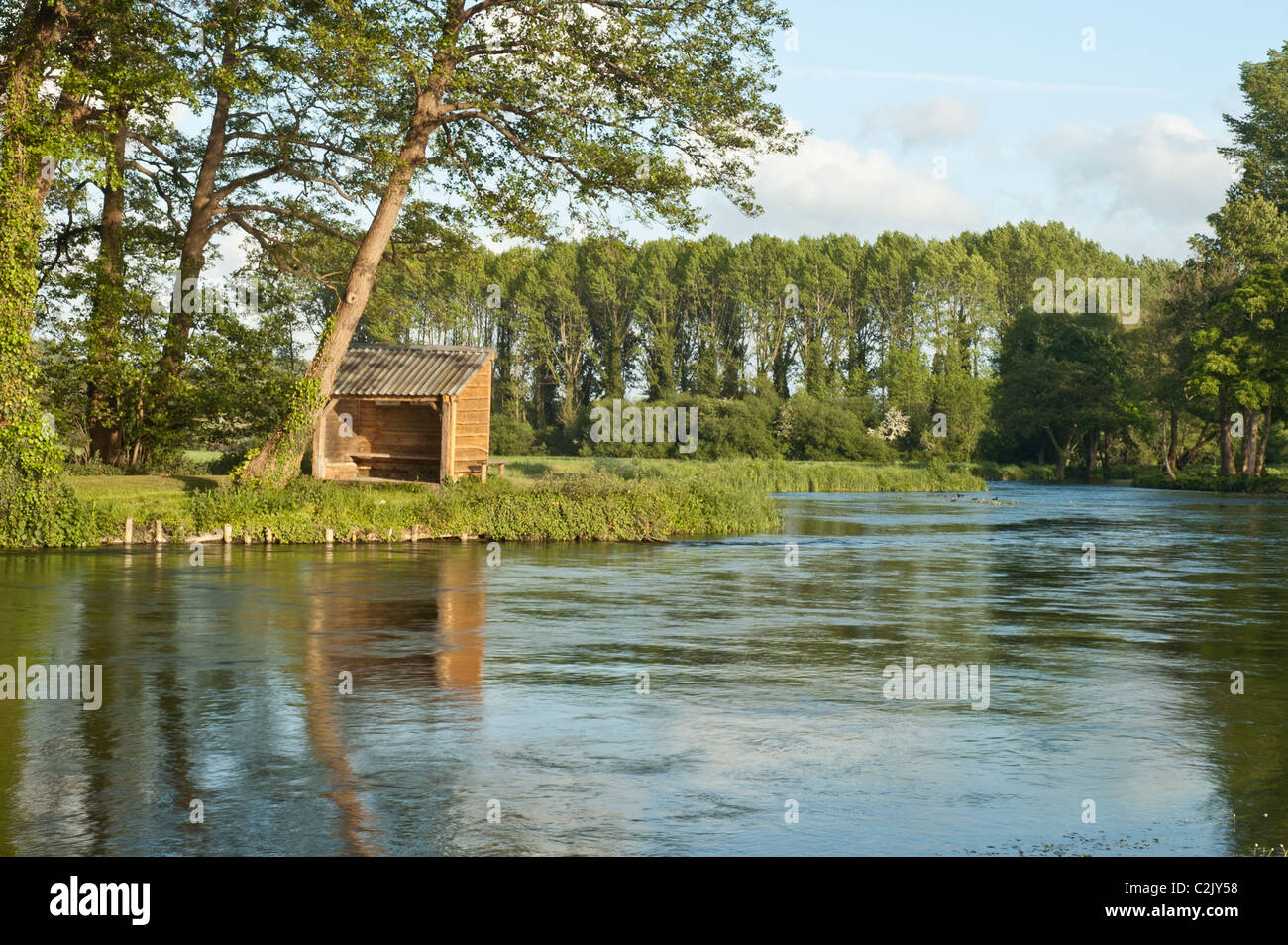 Prova di fiume Capanna di pesca vicino a Romsey, Hampshire, Inghilterra England Regno Unito. Inglese Chalk Stream. Foto Stock