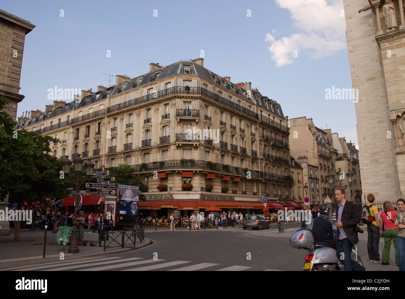 Scena di strada e vicino alla cattedrale di Notre Dame, Paris, Francia Foto Stock