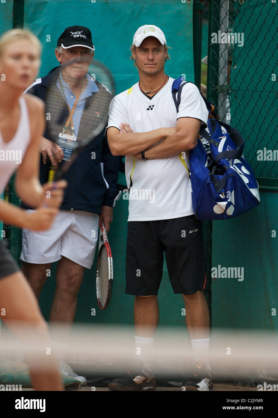 Maria Sharapova formazione guardato da Lleyton Hewitt e Tony Roach in attesa che le loro assegnazioni il tempo di formazione al Roland Garros Foto Stock