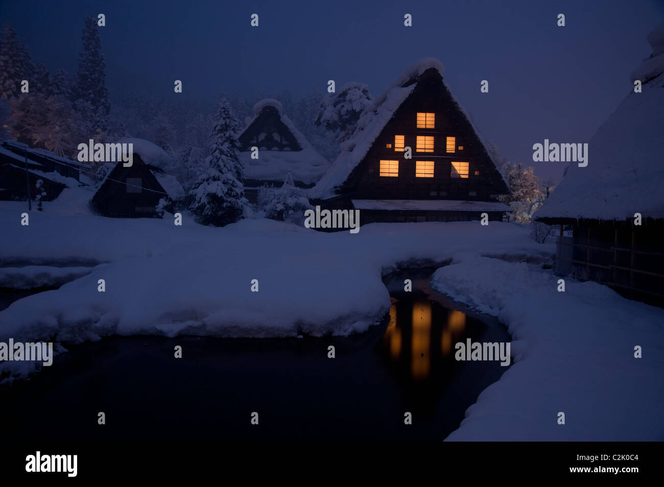 Snowscape di Shirakawa-go di notte, Shirakawa, Ono, Gifu, Giappone Foto Stock