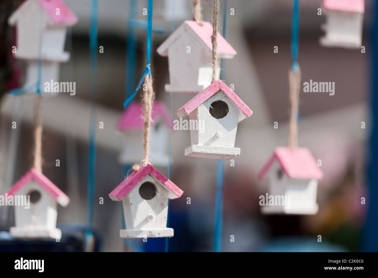 Piccola casetta per uccelli utilizzati come decorazione. Piccoli uccelli case stringhe allegate appeso. Decorazioni da giardino a Keukenhof Olanda. Foto Stock