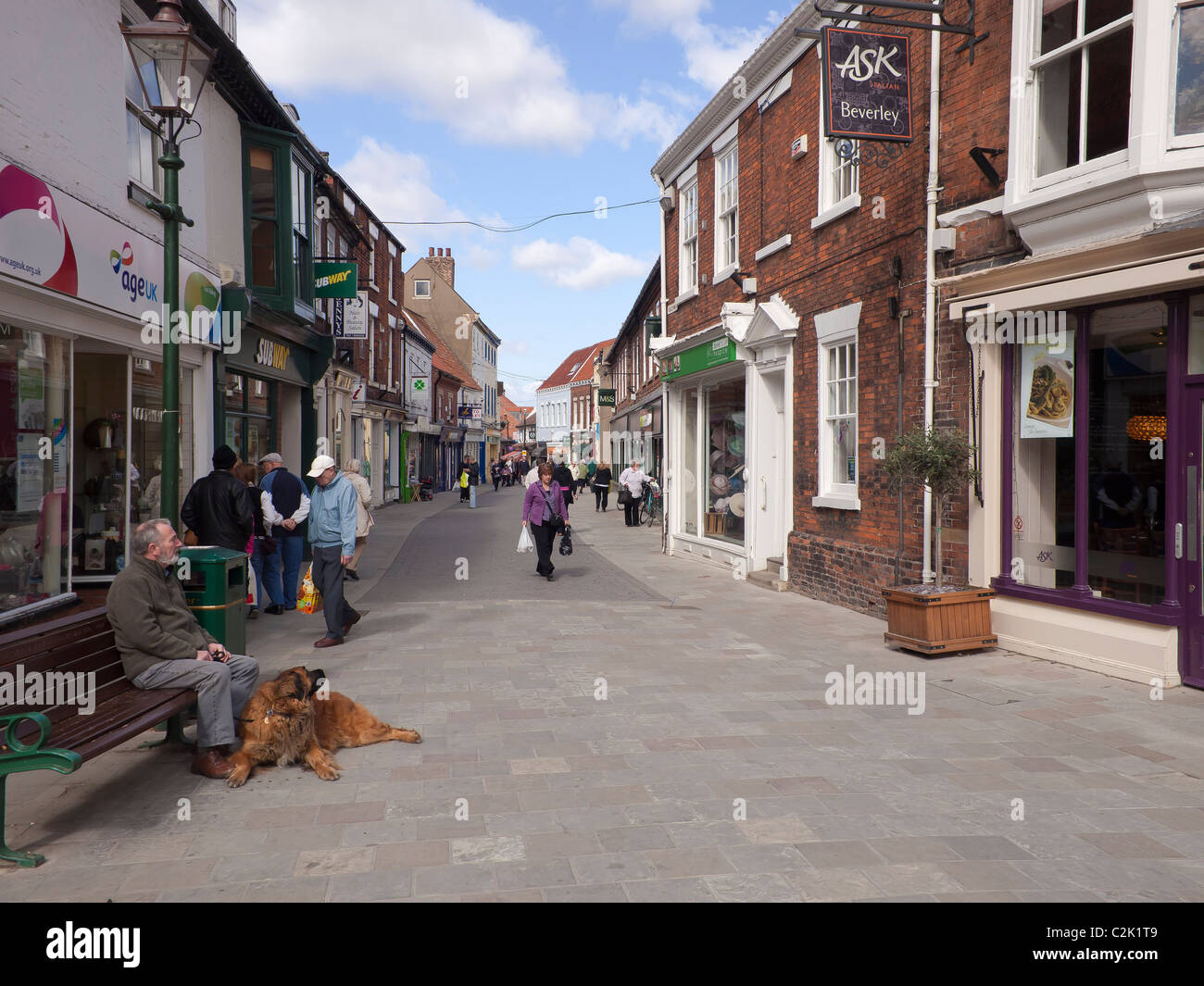 Butcher fila un area pedonale per lo shopping nella città storica di Beverley East Yorkshire Foto Stock