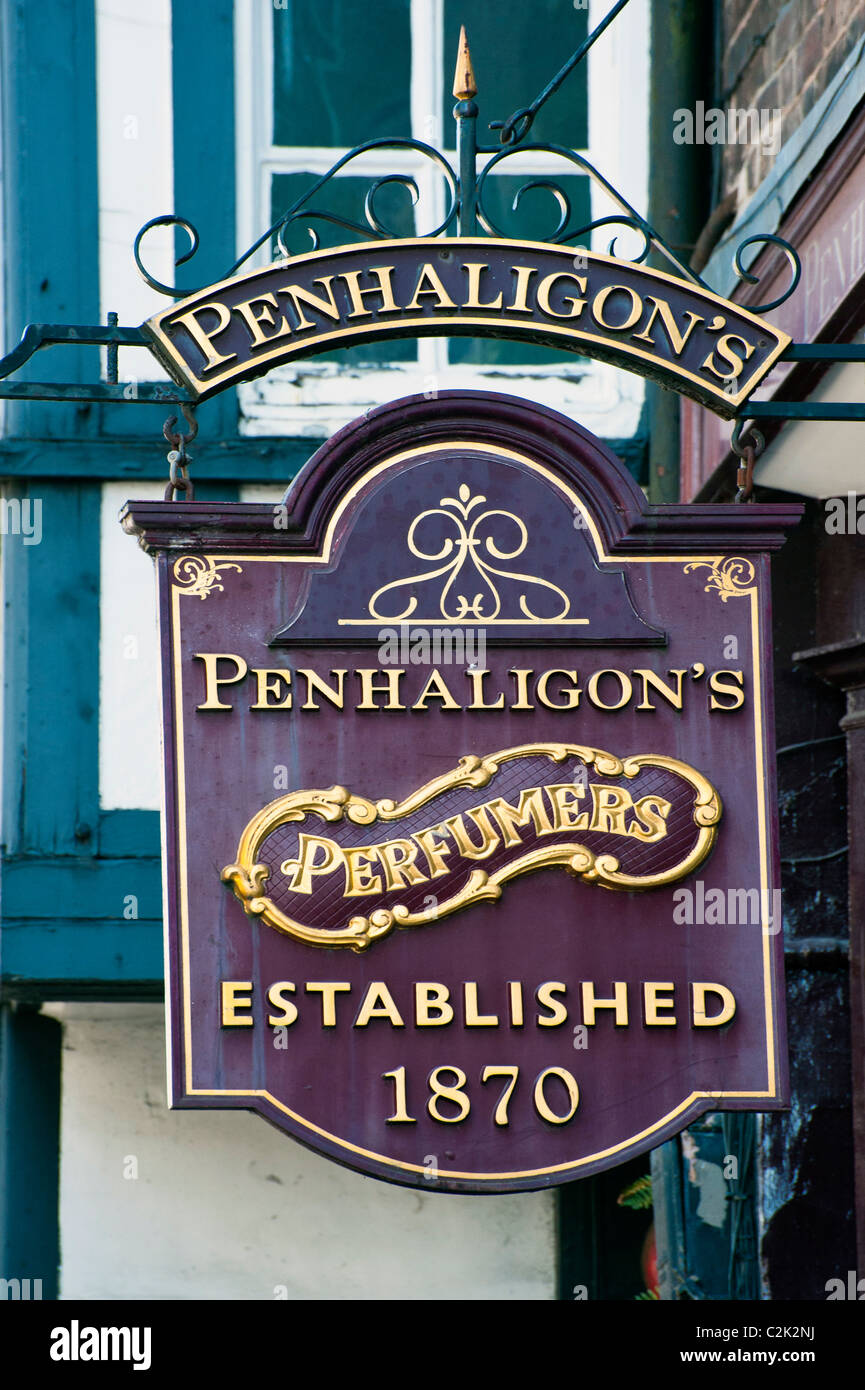 CHESTER, CHESHIRE, Regno Unito - 10 APRILE 2011: Accedi al negozio Chester, Cheshire Inghilterra per la profumeria di Penhaligon Foto Stock