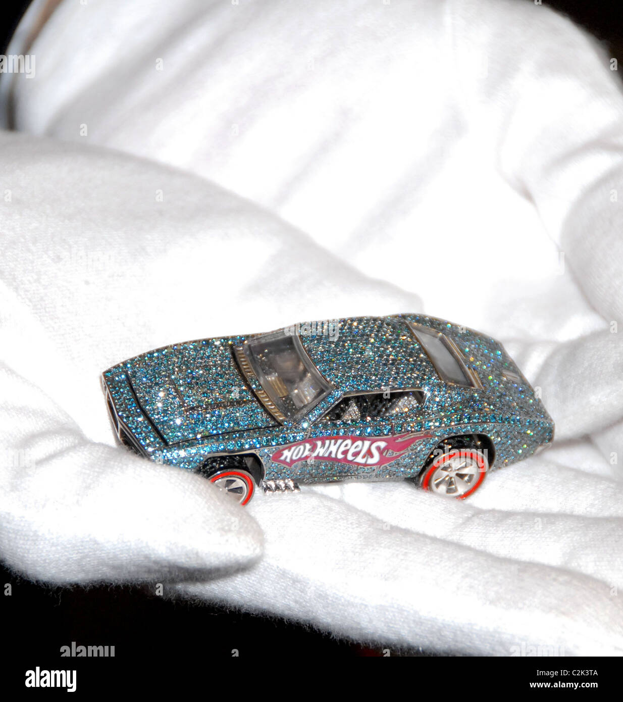 Jeweled auto Hot Wheels quarantesimo anniversario di svelare la One-di-un tipo Jeweled auto Mattel showroom a New York, Stati Uniti d'America - Foto Stock