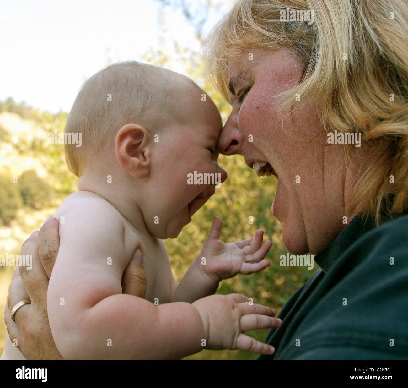 Una madre e il suo bambino 8 mese ragazzo giocando durante un viaggio di campeggio Foto Stock