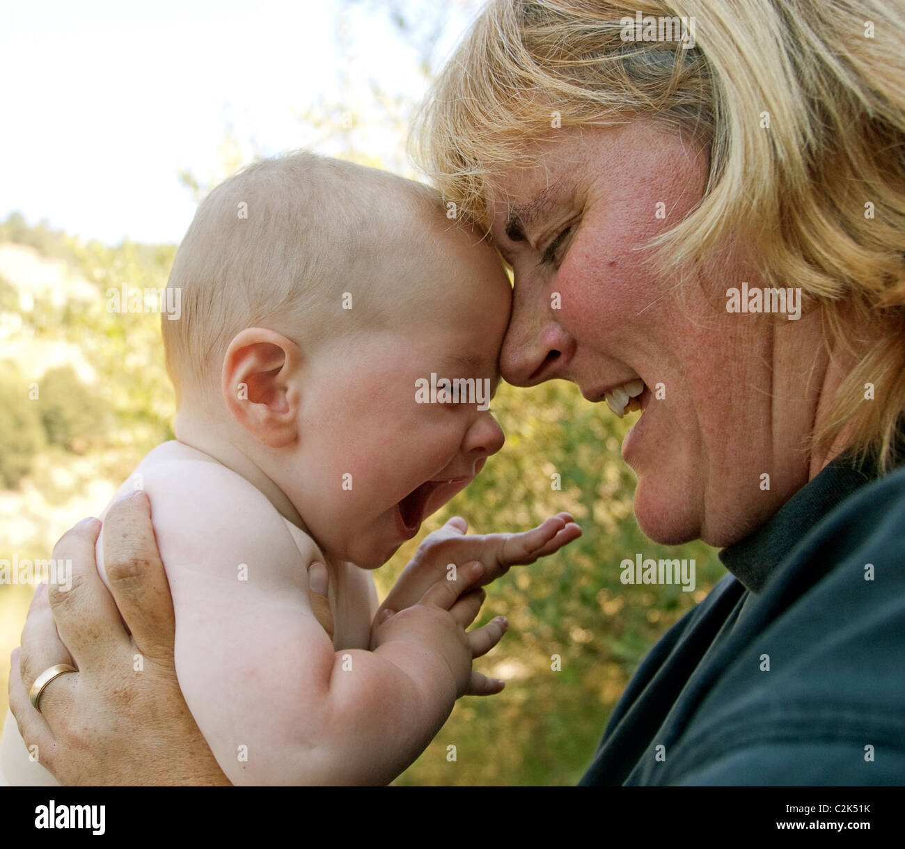 Una madre e il suo bambino 8 mese ragazzo giocando durante un viaggio di campeggio Foto Stock