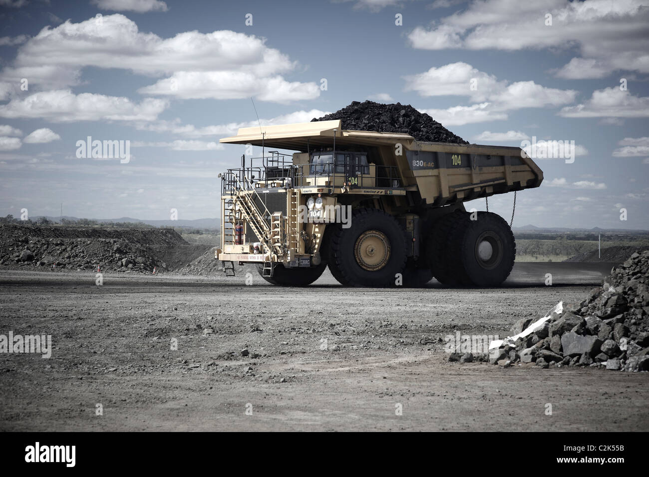 Komatsu 830E Mining camion piena di carbone Foto Stock