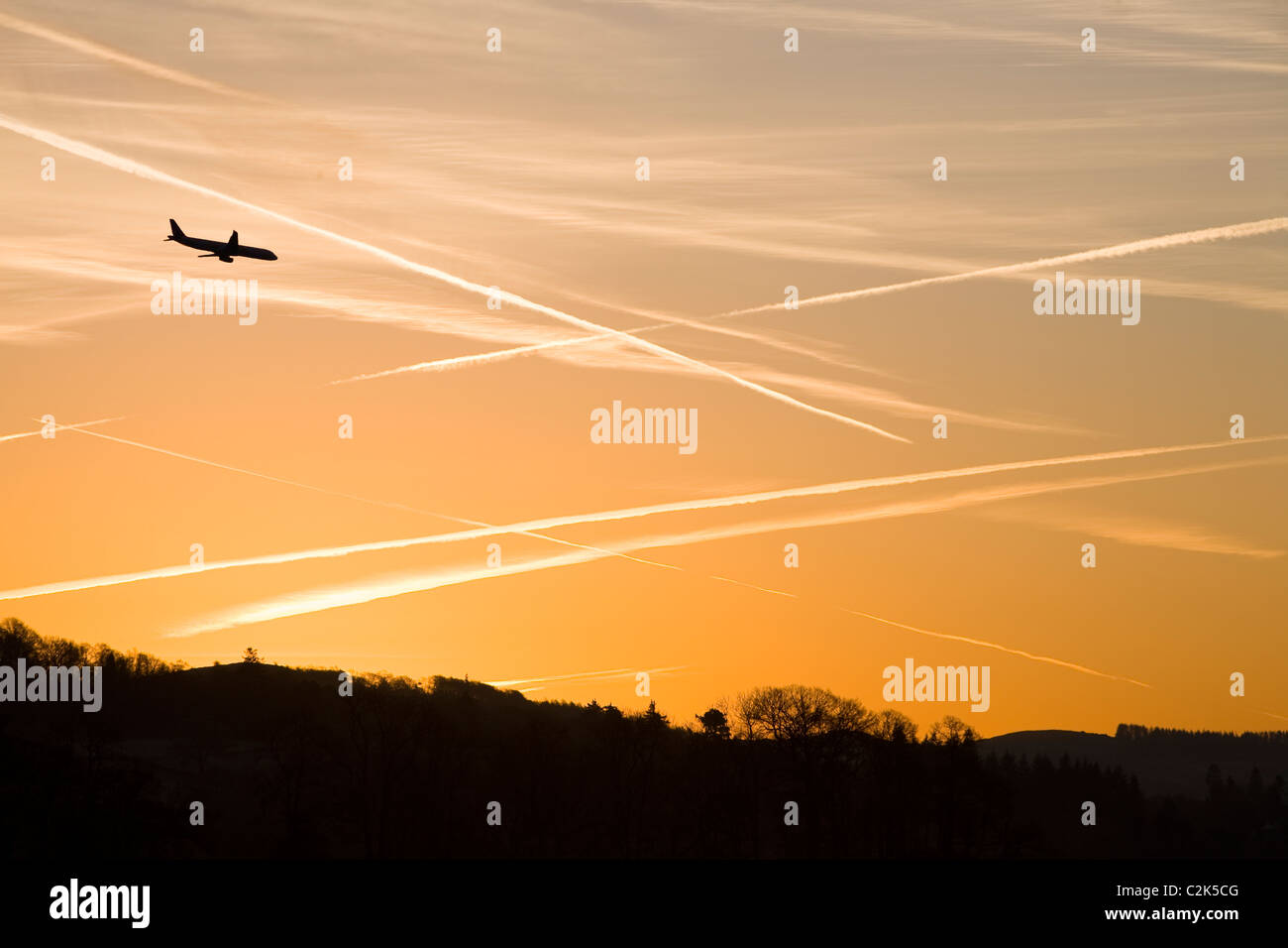 Sentieri di vapore o Contrails oltre un mattino cielo vicino a Ambleside Cumbria Regno Unito Foto Stock