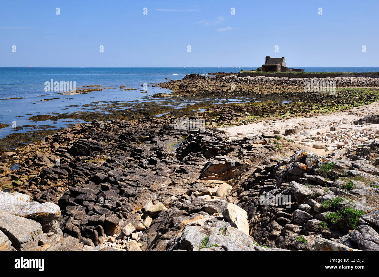 Costa rocciosa presso La Trinite sur Mer in Francia nel dipartimento di Morbihan, in Bretagna nel nord-ovest della Francia Foto Stock