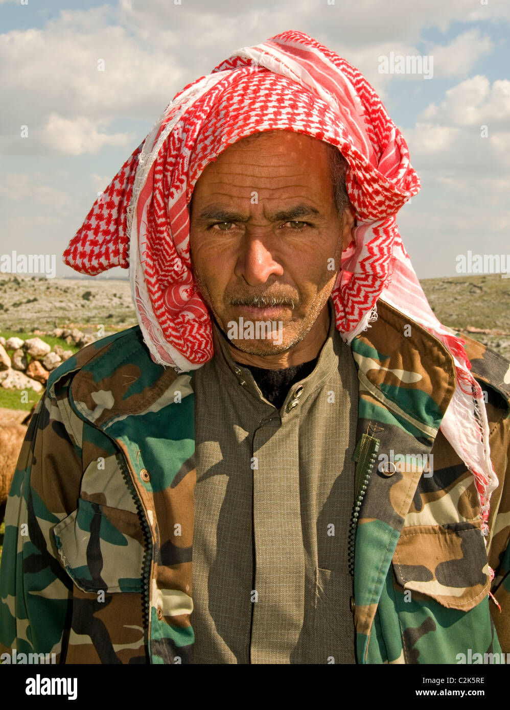 Uomo in Siria fattoria nel deserto allevatore di ovini beduini beduino Foto Stock