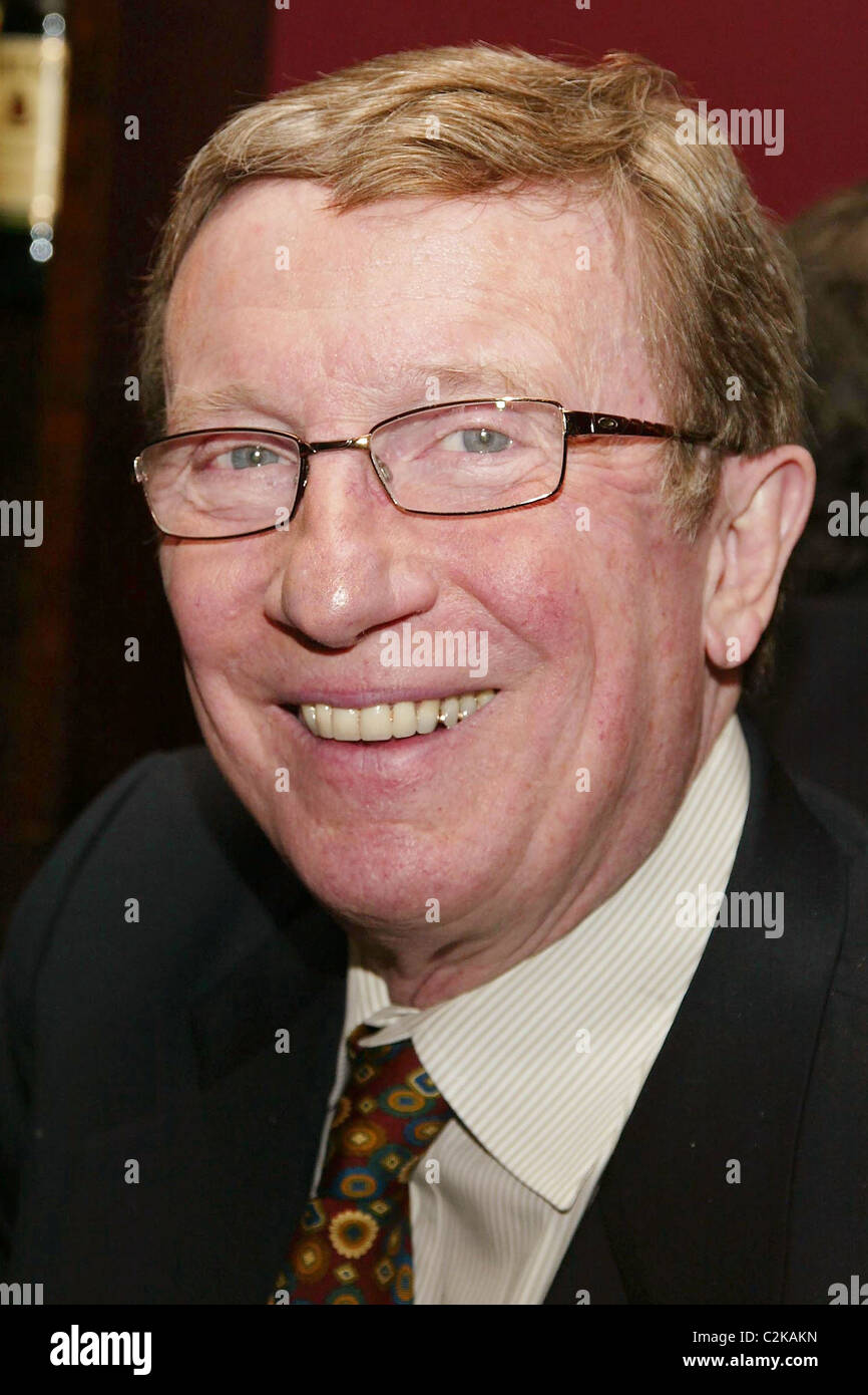 George Hearn la firma Theatre cocktail alla reception di iniziare la Kander & Ebb celebrazione tenutasi presso Angus McIndoe New York Foto Stock