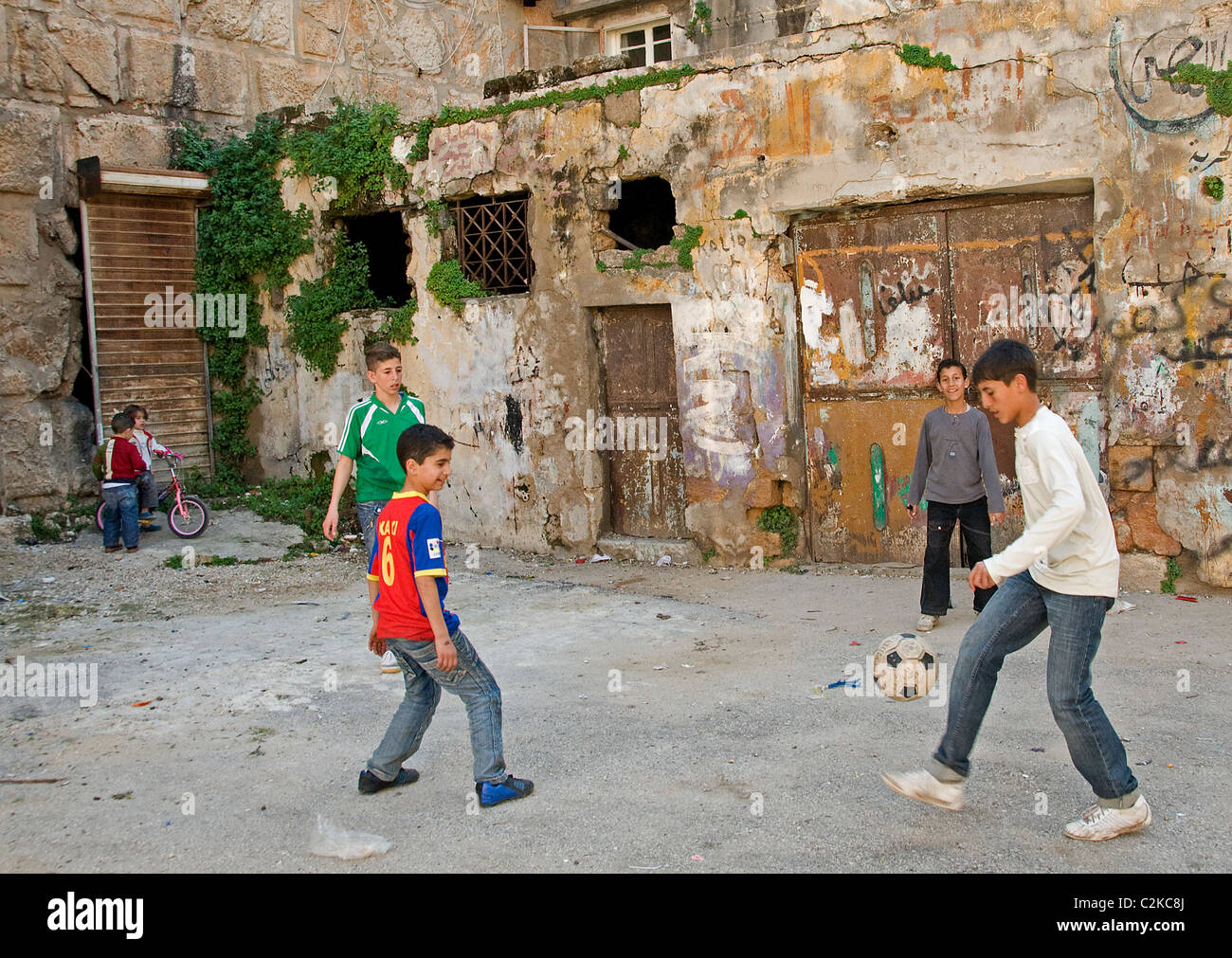 Tartus Tartous Siria città araba arabo arabo boy calcio ragazzi giocare a calcio Foto Stock