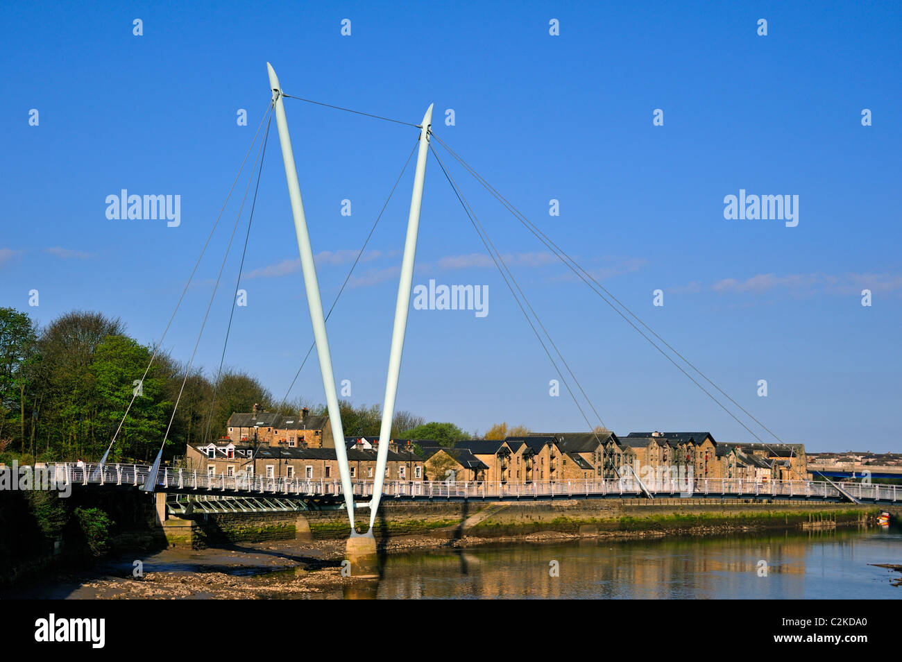 Il Millennium Bridge, St.George's Quay e il fiume Lune. Lancaster, Lancashire, Inghilterra, Regno Unito, Europa. Foto Stock