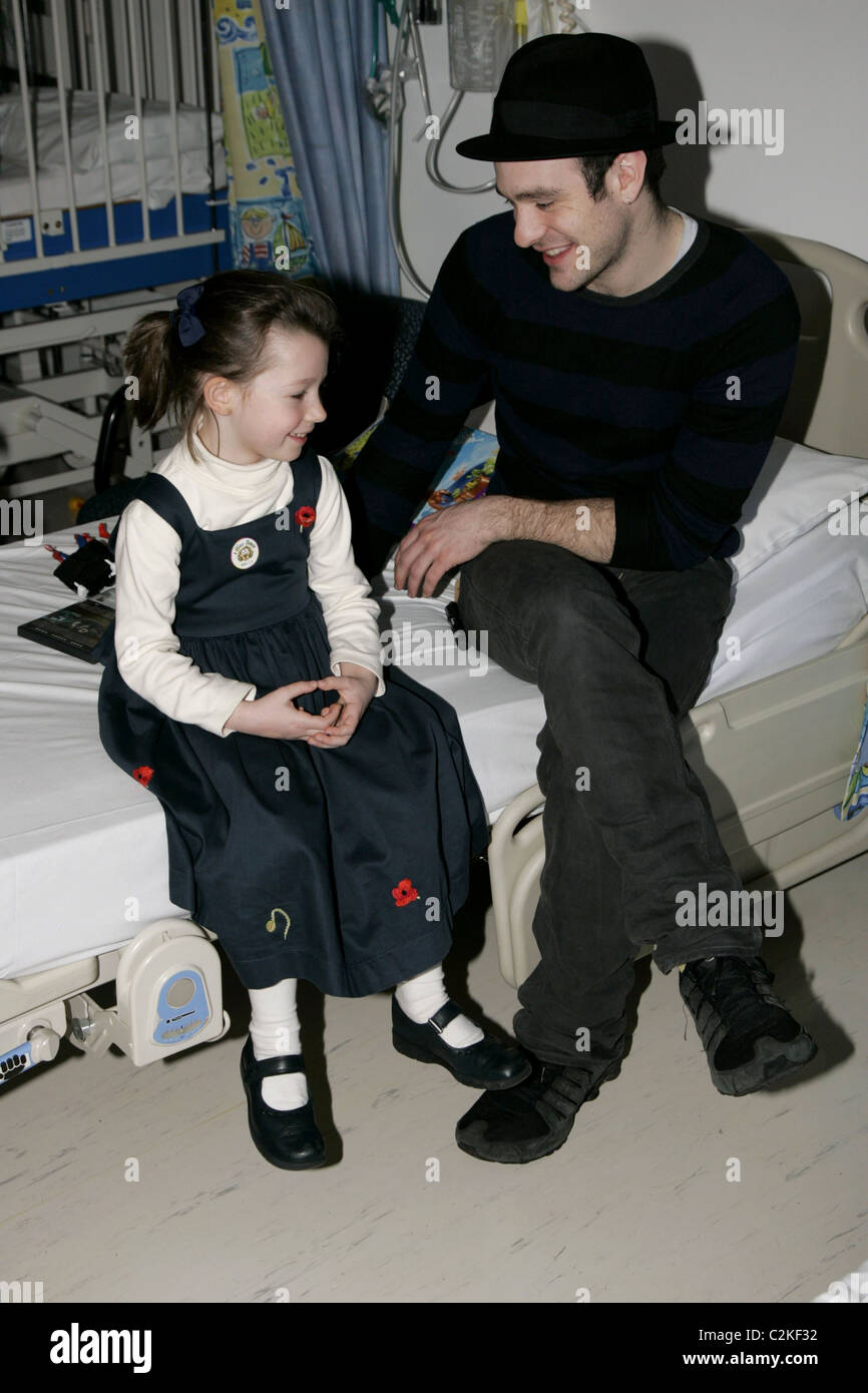 Charlie Cox, la star del film Stardust, visite dei bambini a ward St. Mary's Hospital con un ambasciatore del Starlight Foto Stock